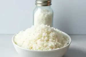 arroz cru no saleiro