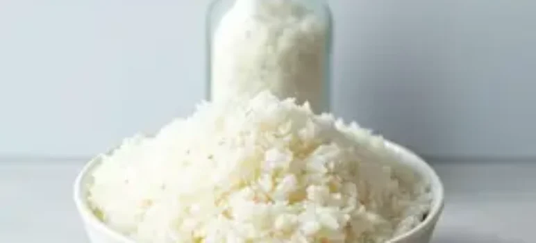 arroz cru no saleiro